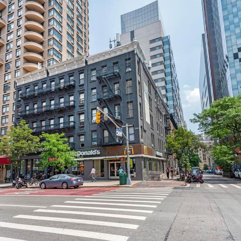403-2e Newly Renovated Studio UES