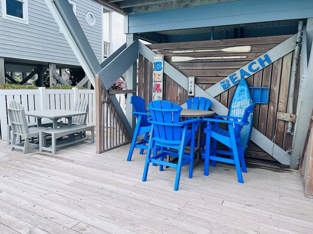 Sunny Times 4 Bedroom Home by RedAwning