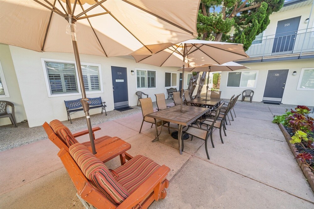 Beautiful 2 Bed Beach Condo #104 2 Bedroom Condo by RedAwning