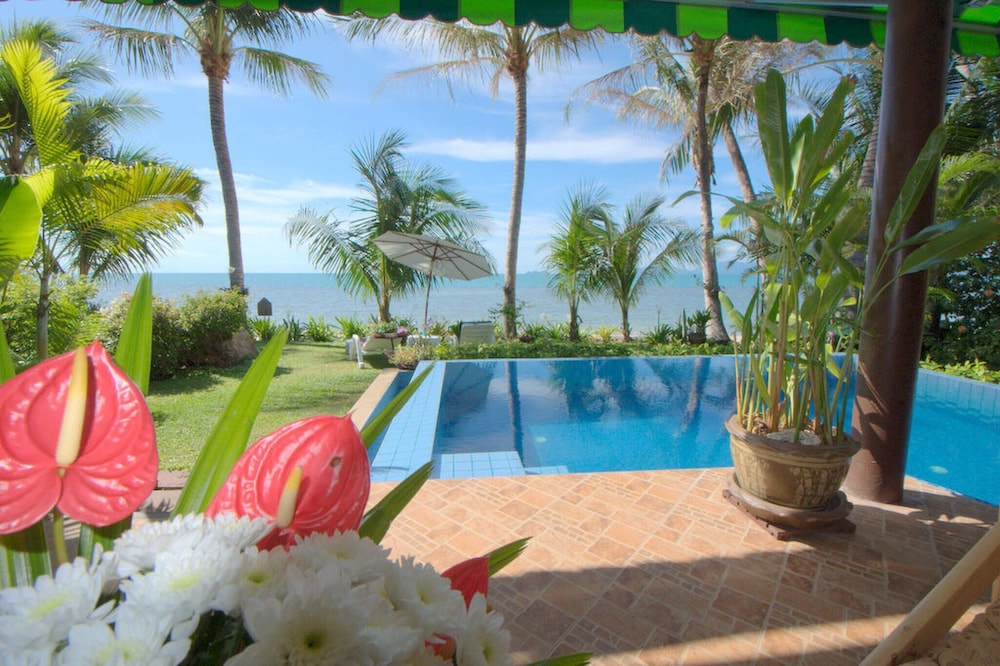Beachfront Oasis With Private Pool and Jacuzzi on Samui's Bang Por Beach