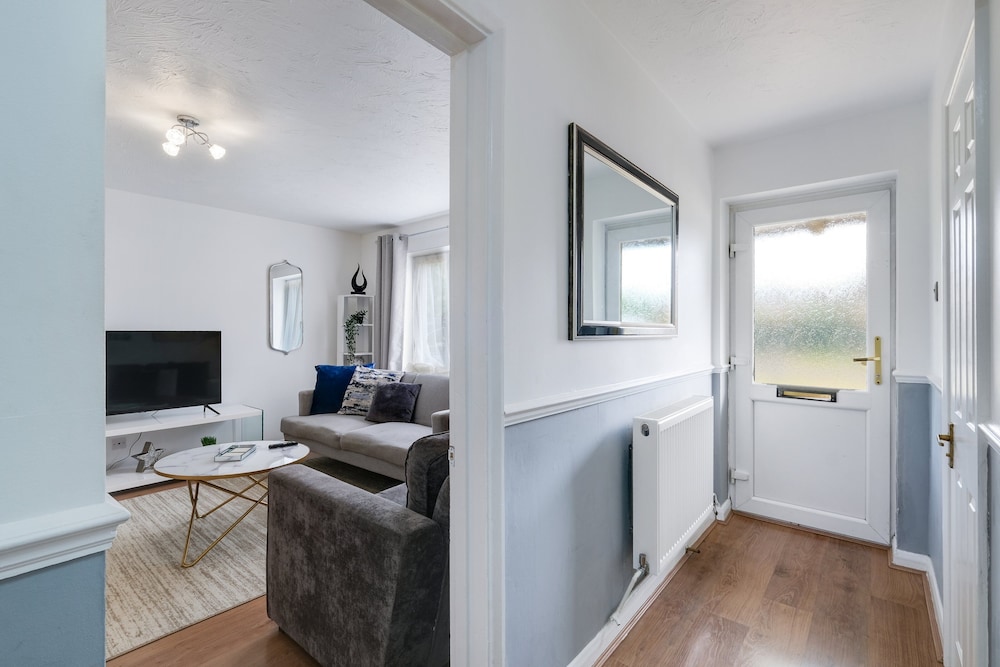 Sharp Close 4 Bedroom 2 Bath - Aylesbury