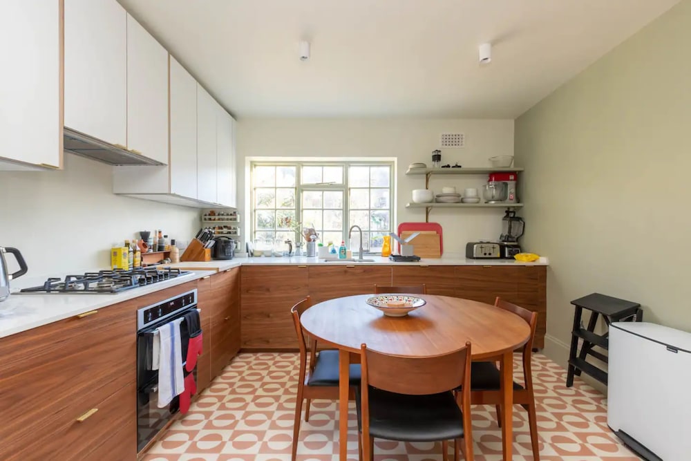 Spacious and Bright 2 Bedroom Flat in Kentish Town