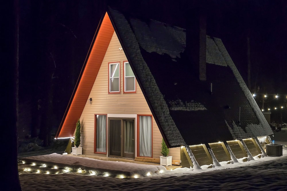 Hot Tub, Fire Pit & Patio: A-frame Stafford Cabin