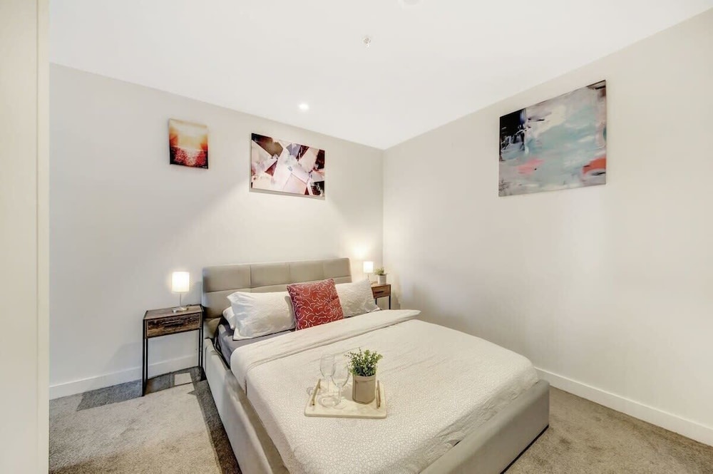 Stylish Pet-friendly 2BR Stay, Near Southern Cross