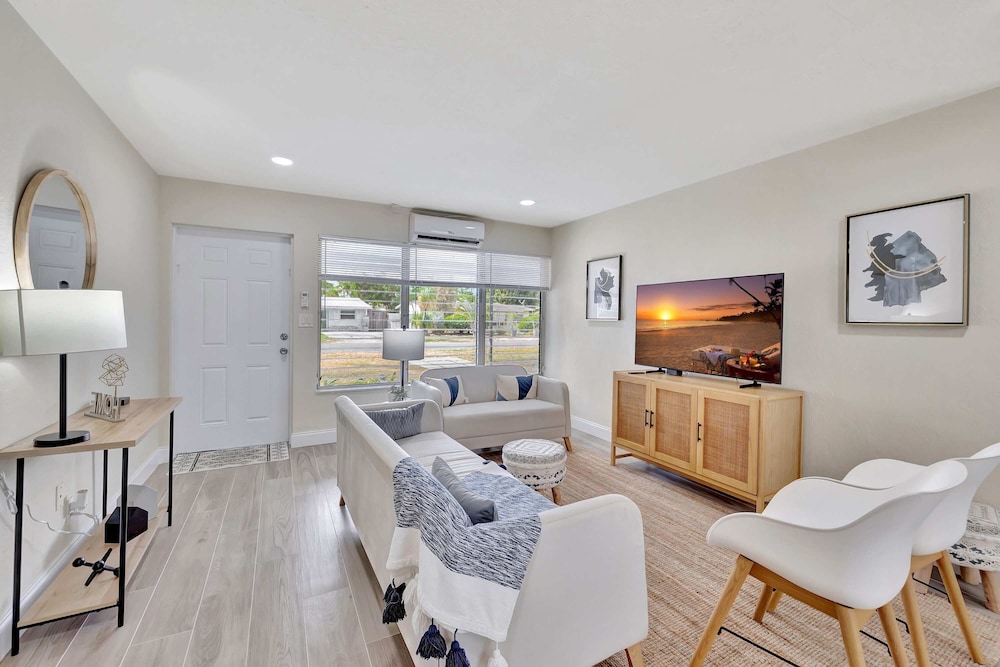 Pompano Beach Bungalow for 5!