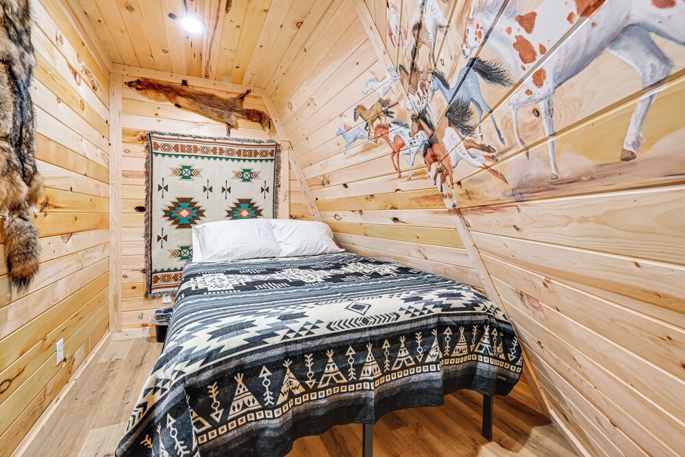 5 Mi to Mammoth Cave NP: Teepee Studio Escape