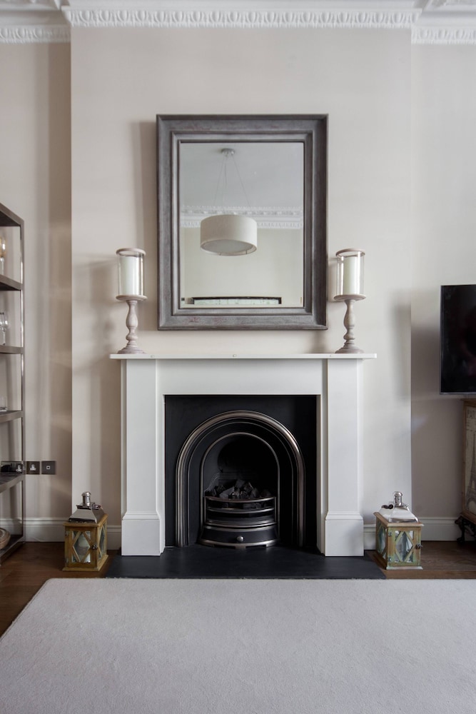 Cathcart Road IV by Onefinestay