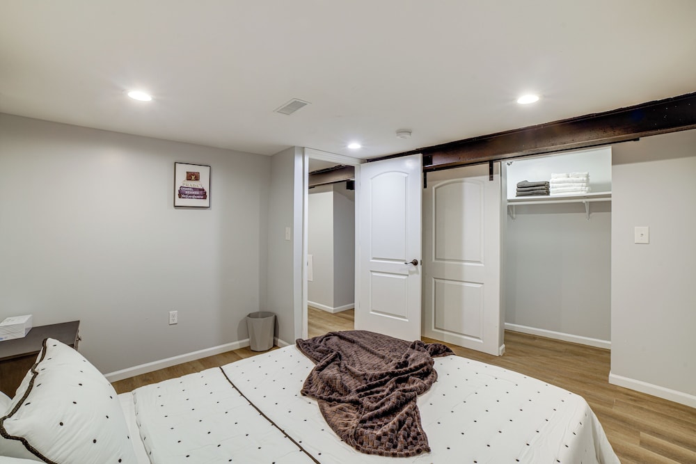 4 Mi to Lake Michigan: East Chicago Home w/ Grill