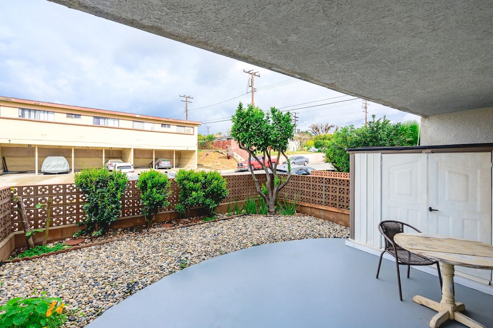 Modern Cozy Retreat Stylish Stay With Patio Parking