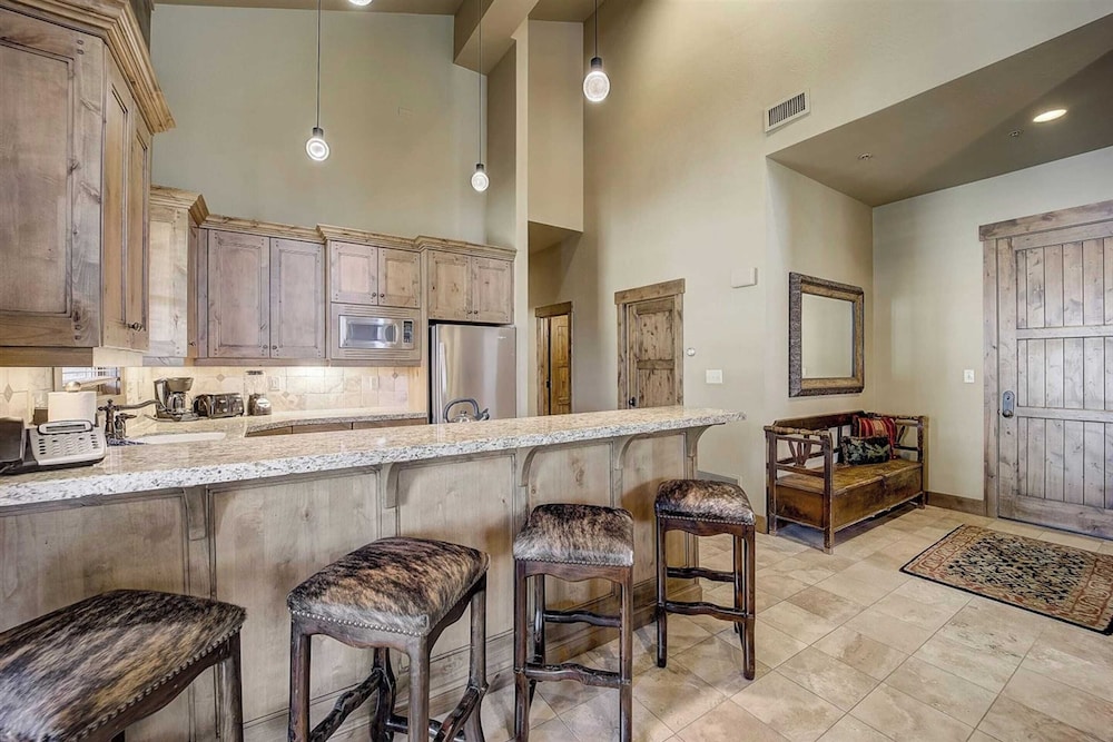 2 Condos Ski-in/ski-out at Deer Valley + Hot Tubs Mont Cervin by Avantstay