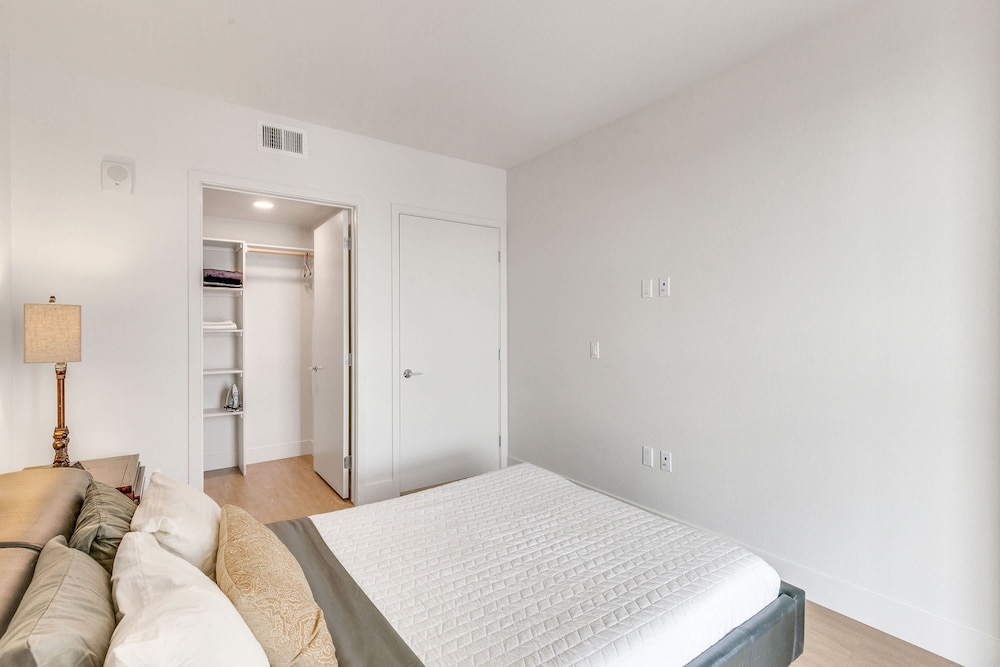 Stylish 2BR Near Dodgers Stadium by Oneluxstay