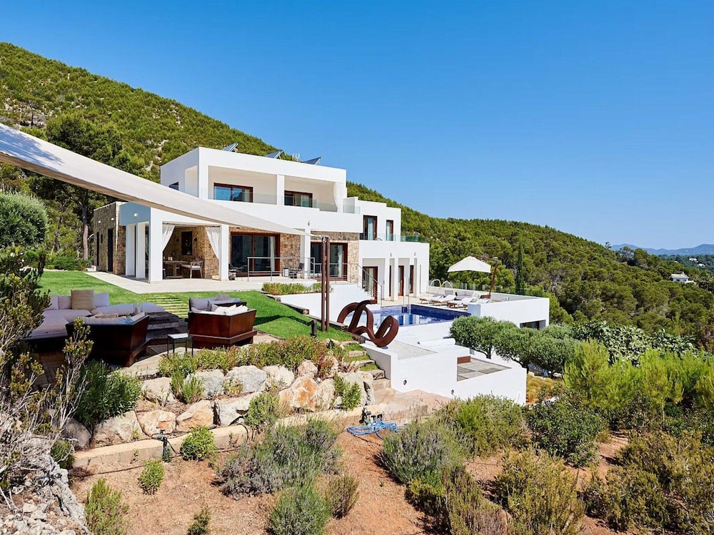 Magnificent Villa in Luxurious Retreat