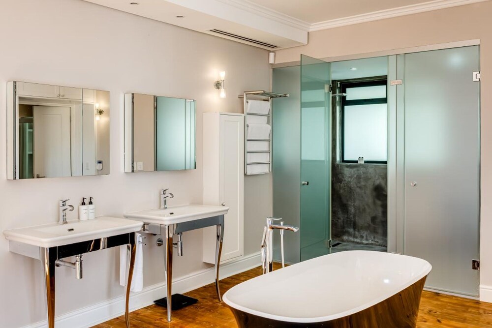 2bed Apt 5min Walk From Camps Bay Central Escape