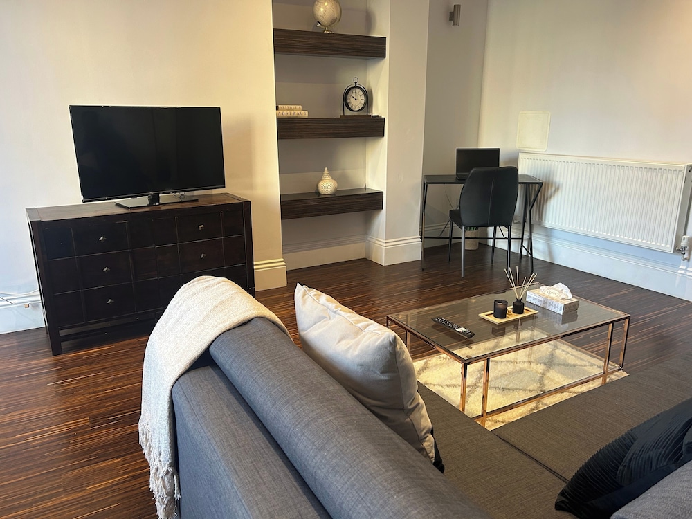 Central Apartment - Sleeps 6 & Near Station