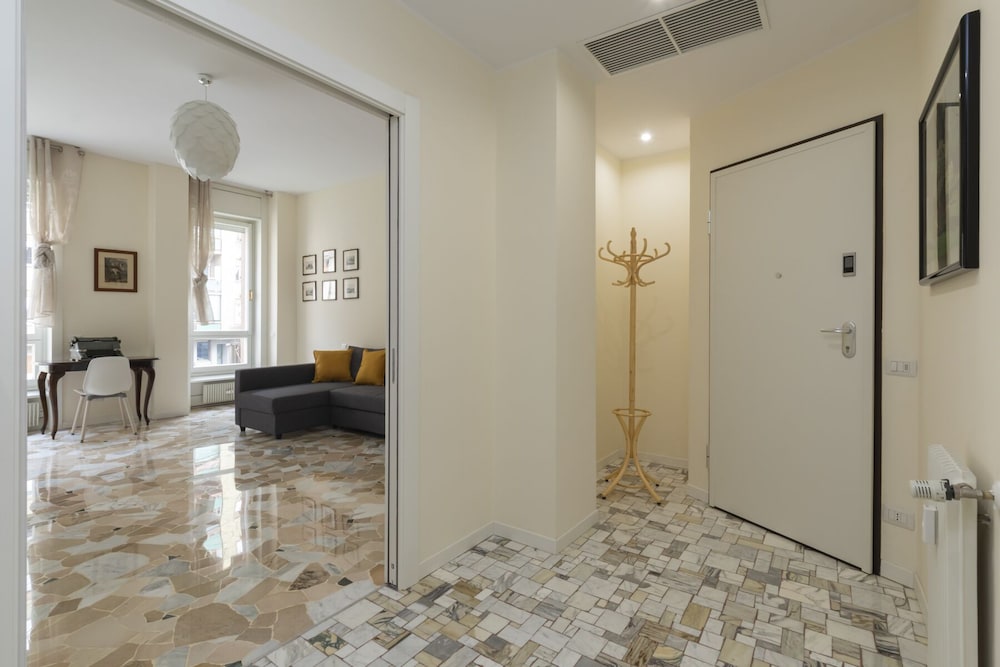 JOIVY Modern 2bed flat with balcony, 250m from M5 Foppa and M2 Sant'Agostino