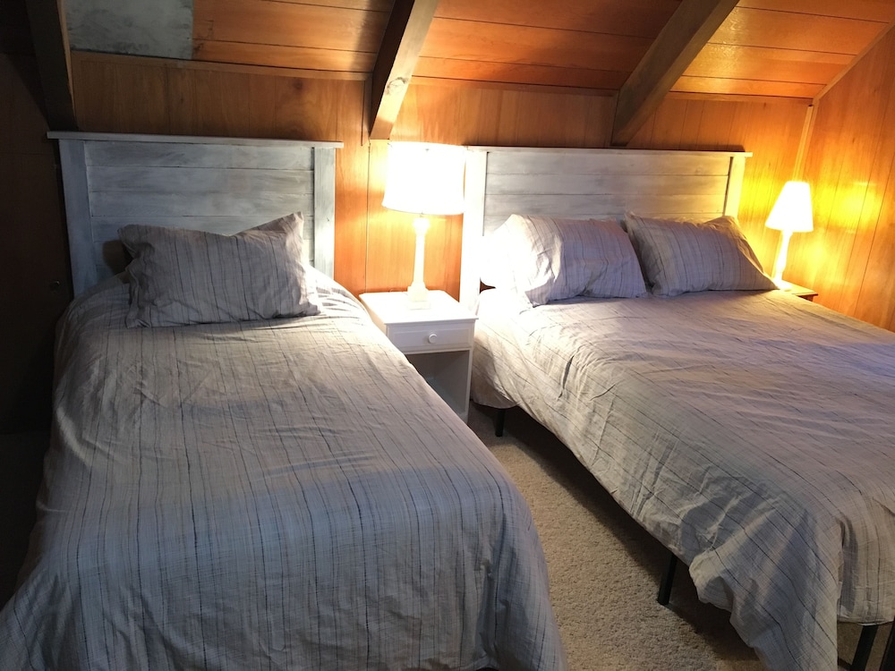 Classic Carnelian Bay Log In Lake Tahoe 4 Bedroom Cabin by RedAwning - Property Image 5