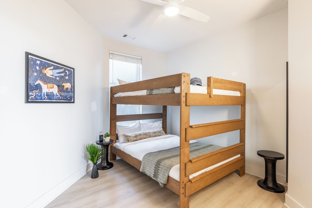 The Outrider by AvantStay Chic Stay Close to Broadway