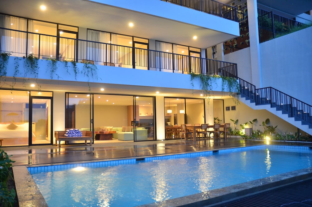Emerald hill 12 BR karaoke heated pool