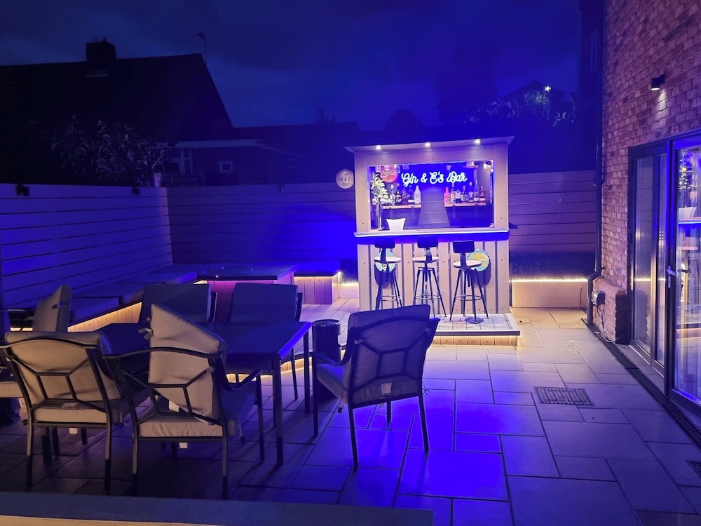 Modern, Large Open Plan 4 bed Property in Abergele