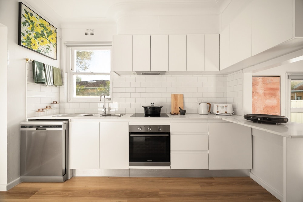 Sunlit Coastal Retreat Close to Cafes and Beach