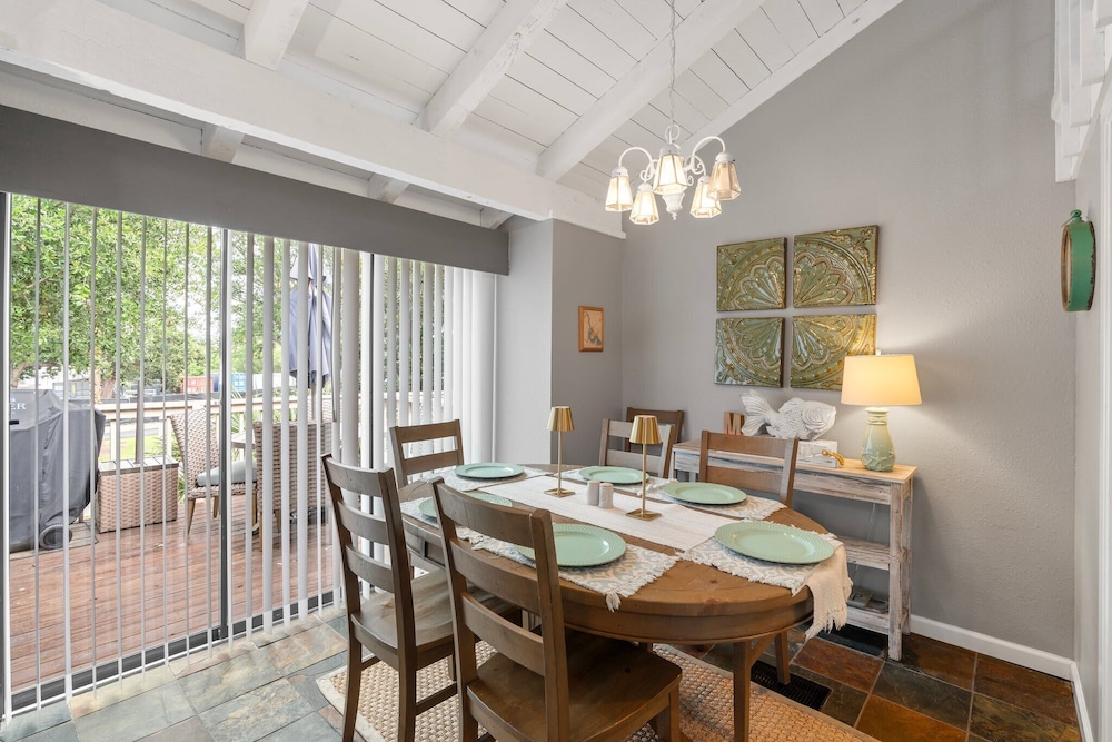 Lakeside Condo Retreat in Horseshoe Bay