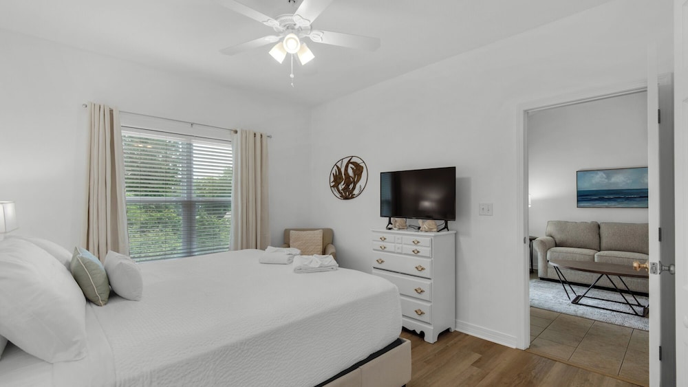 Seagrove 2BR Near Lake & Beach + Free Tickets: Bikes, Dolphin Cruise & More!