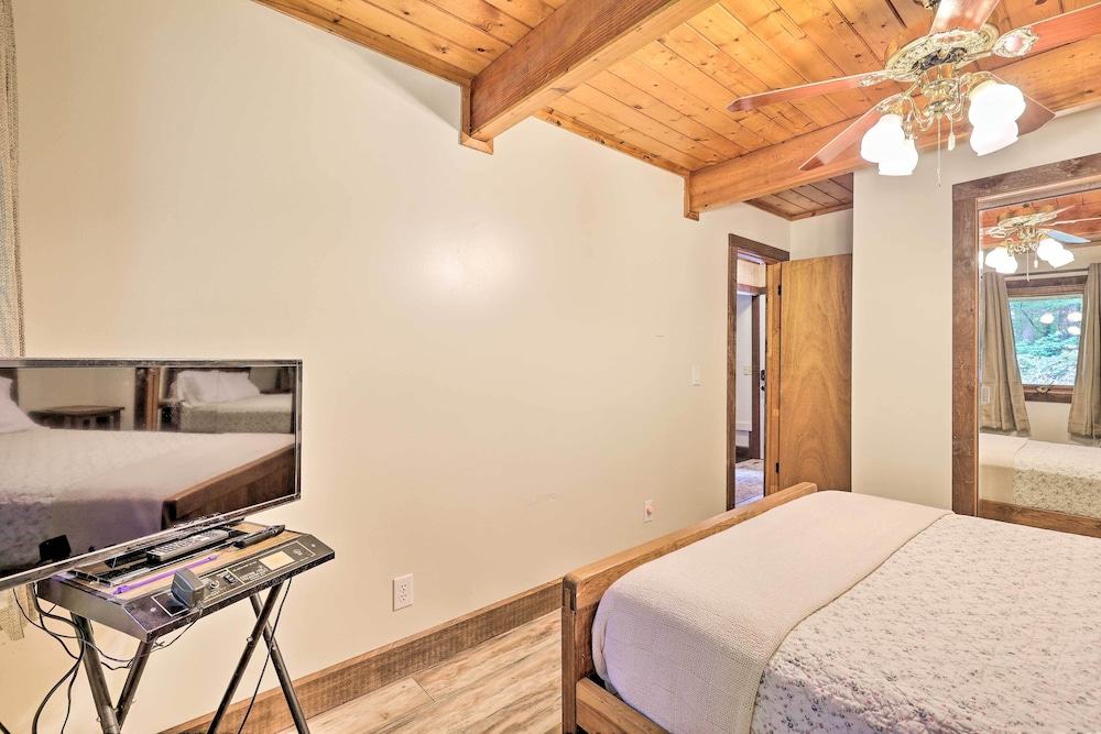 Quiet Max Meadows Cabin, 12 Acres of Property view 3