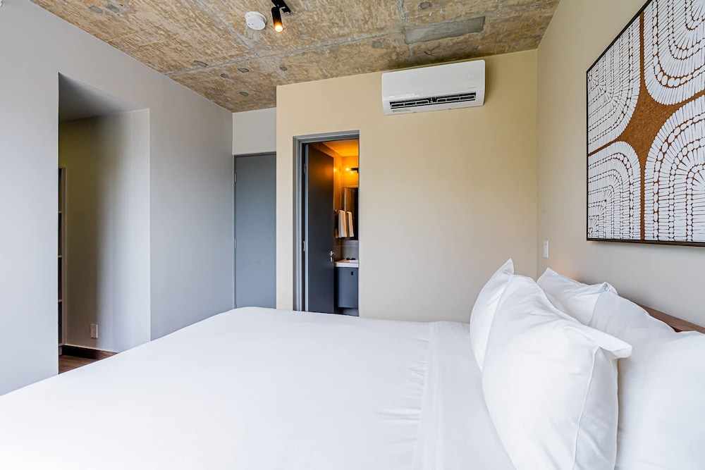 w Modern 2BR w Great Deco in Centriqo