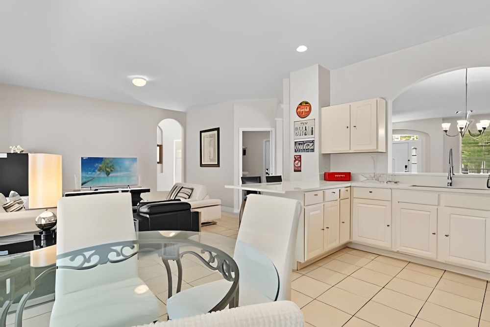 Windsor Hills 5BR 5min to Disney + Pool