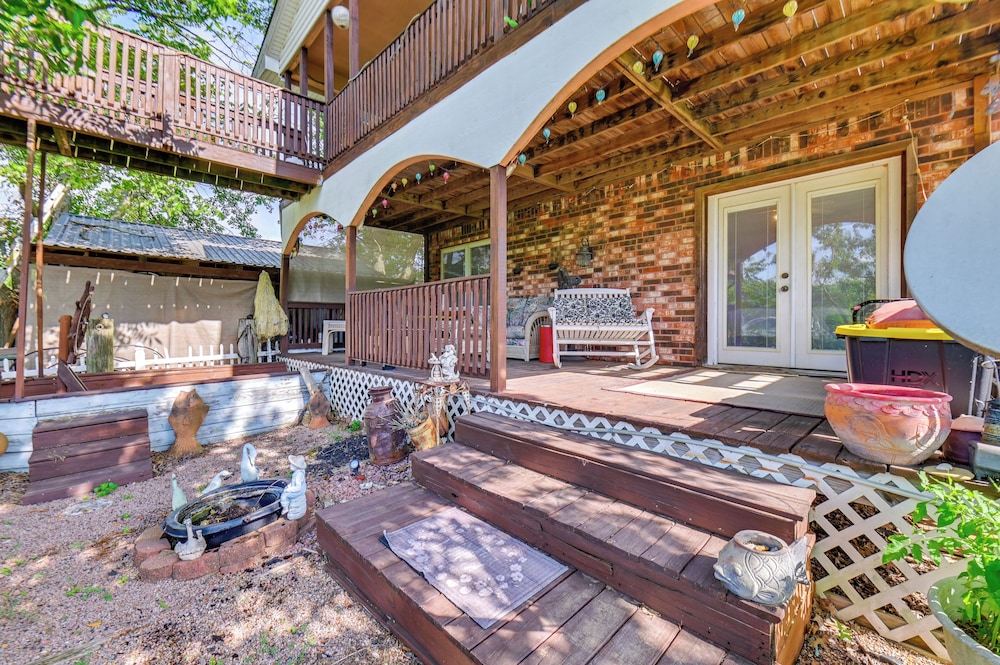 1 Mi to Boat Ramp: Lake Texoma Getaway w/ Deck