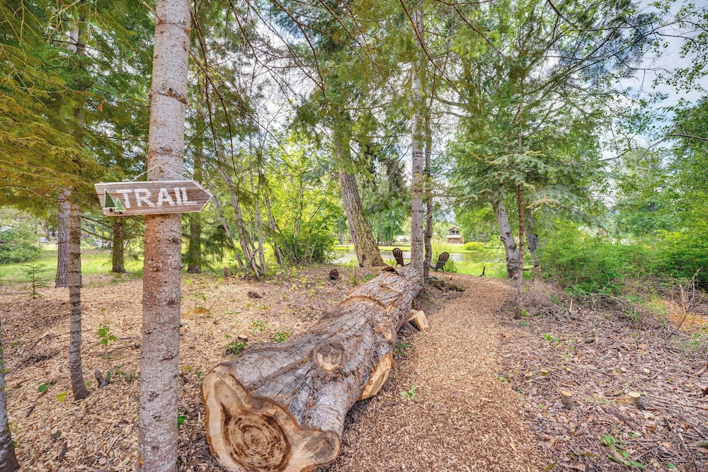 Deck & Fire Pit: Yakima River Retreat in Cle Elum
