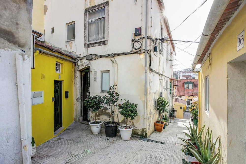 Real01 · Tiny Little Home in the City Centre