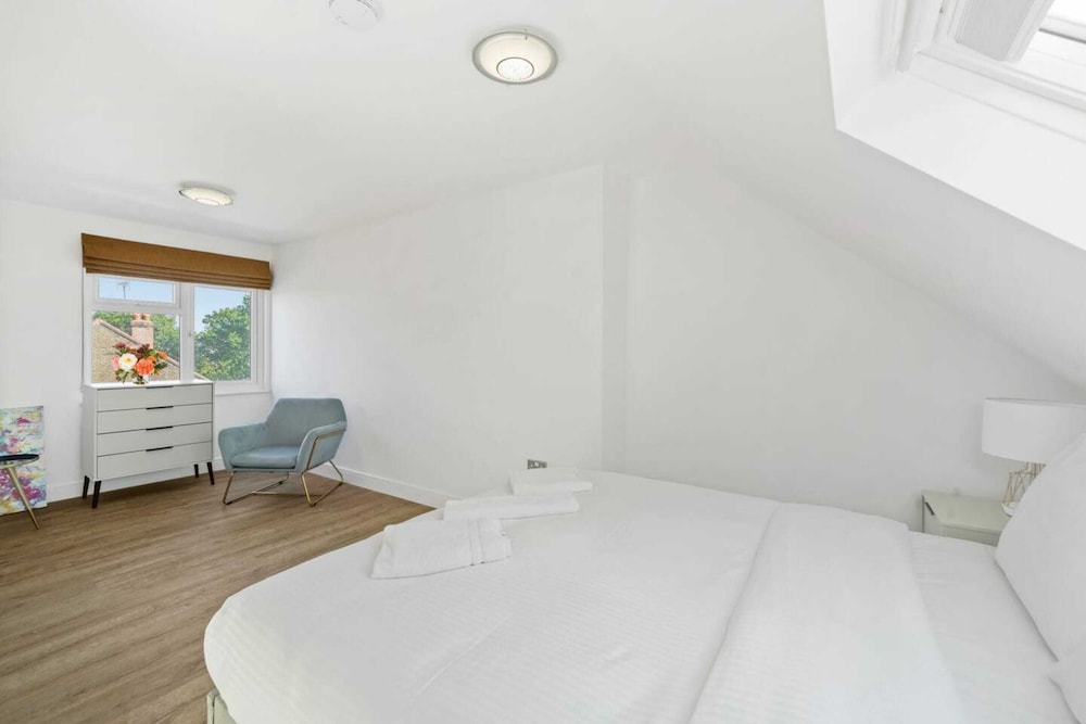 Gorgeous 3 Bedroom Duplex Apartment in West London