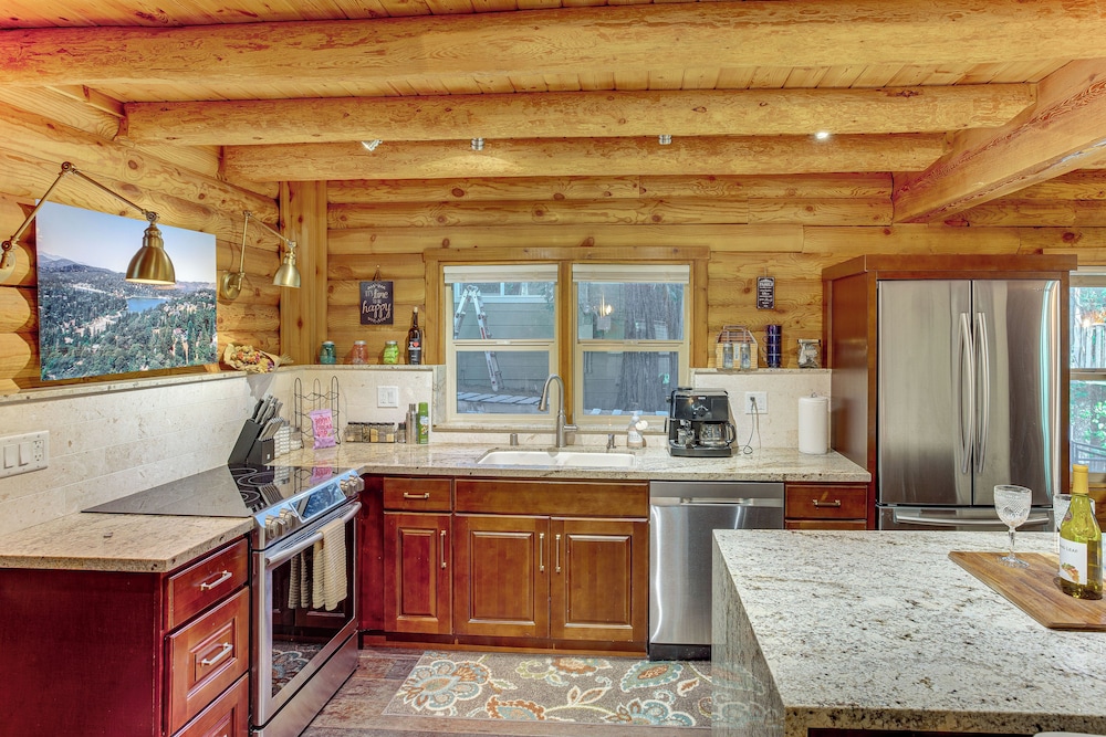 Cabin ~ 1 Mi to Lake Gregory & Hiking!