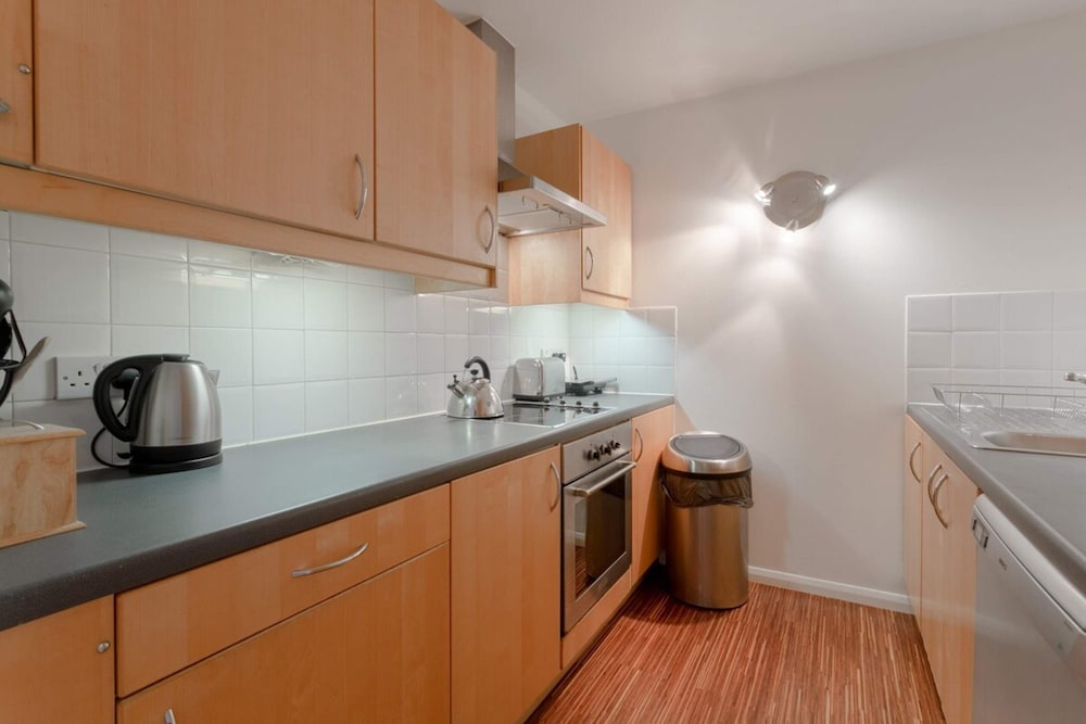 A Spacious 2 Bedroom Apartment In Aldgate East