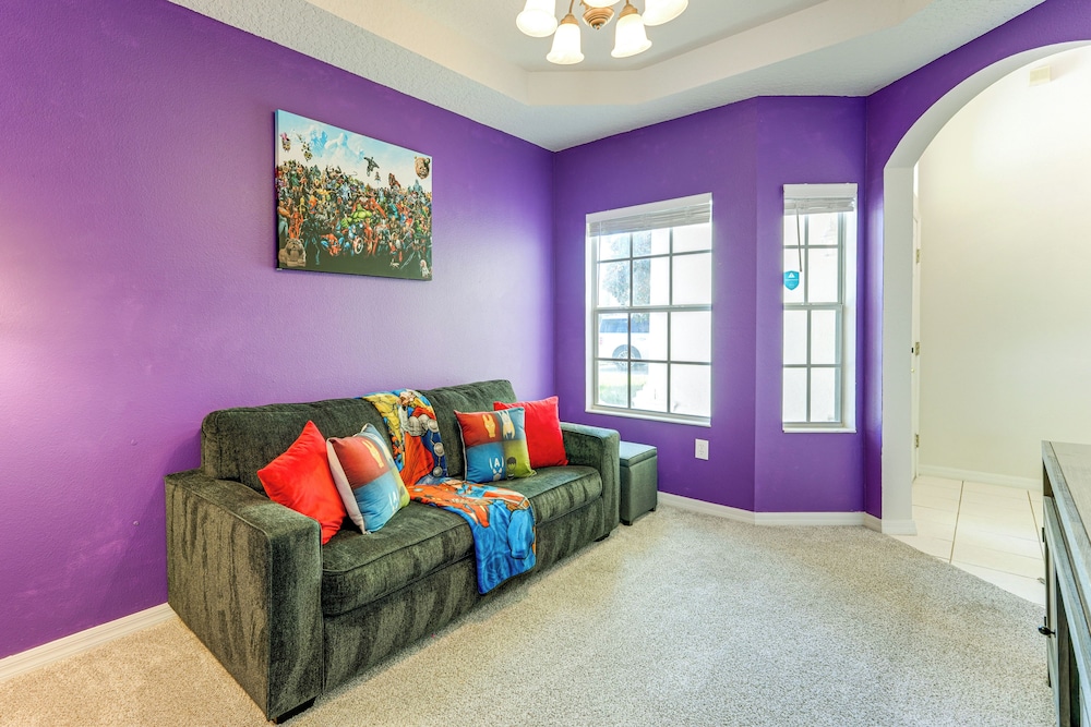 Walk to Tower Lake: Family Home in Gated Community