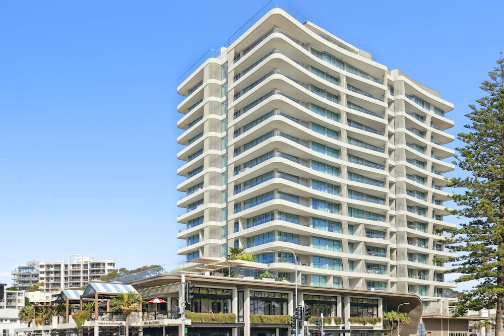 Beachfront 1-bed Flat With Pool & Gym Access
