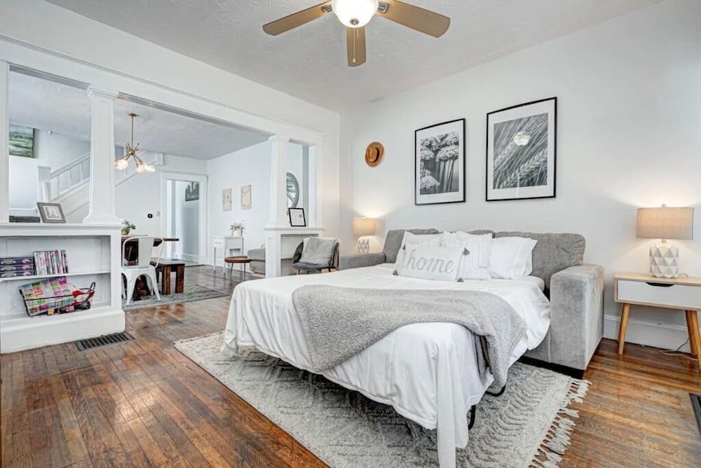 Spacious Duplex for 14 in Downtown