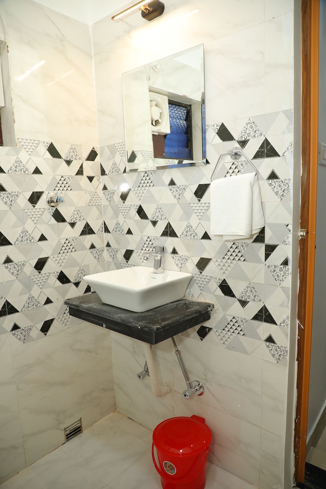 Aashhiana Guest House Entire 2BHK Service Apartments, Kolkata