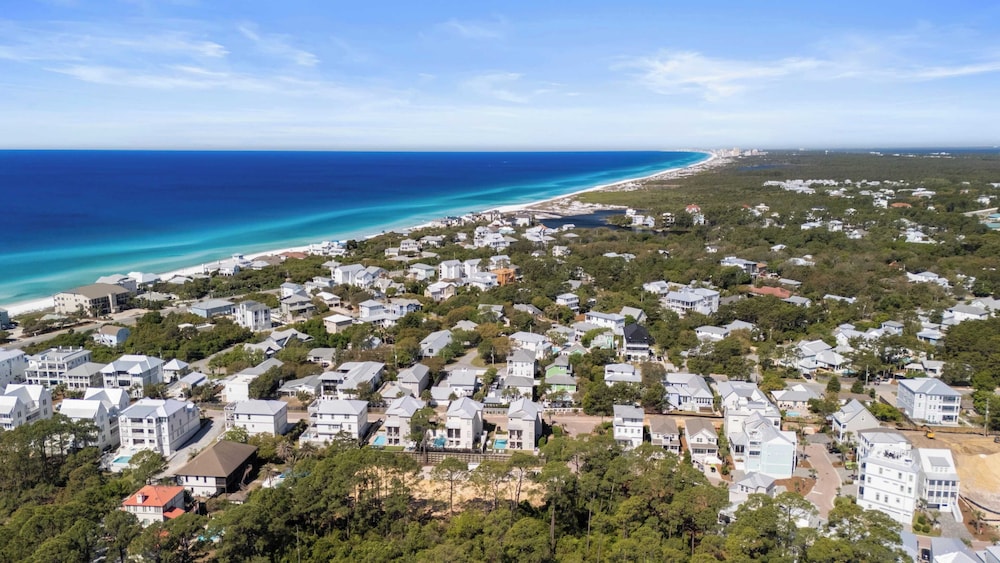 Mins to Beach Access + Pet-friendly + Golf Cart 30A White Sands by Avantstay