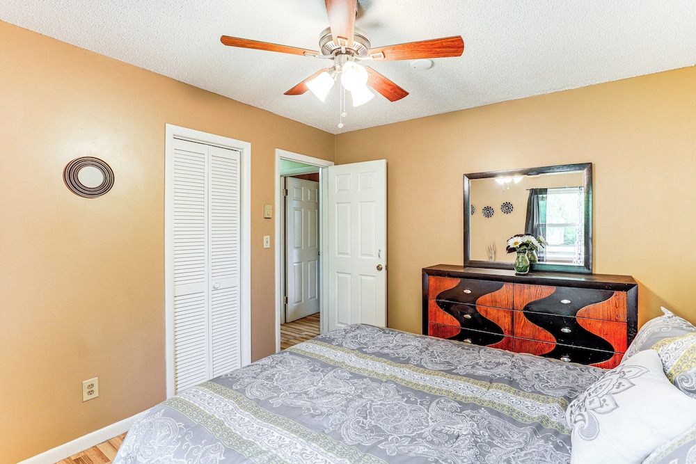 3 Mi to Dtwn Asheville: Duplex w/ Spacious Yard!