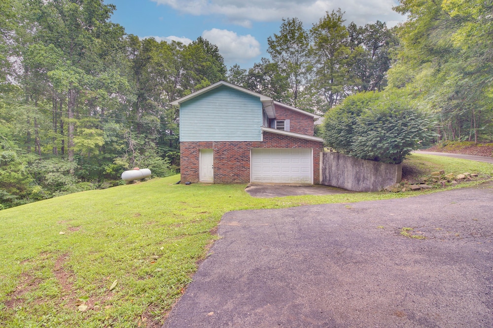 Family Home w/ Game Room! 1 Mi to Dale Hollow Lake