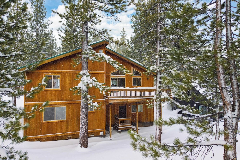 Cabin Retreat w/ Hot Tub & Fireplace - Near Northstar and Downtown Truckee