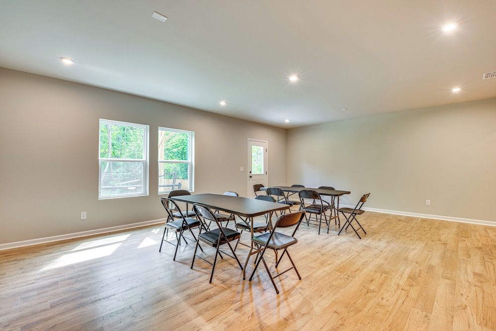 11 Mi to Dtwn: Luxe Atlanta Retreat w/ Deck & Yard