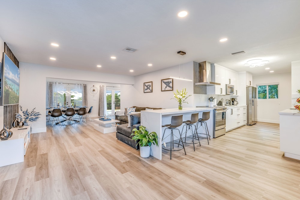 Friendly Fox Luxury Home with Pool & Spa