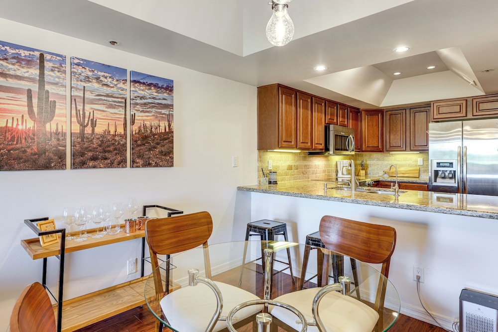Golf Views & Pool Access: Central Scottsdale Condo