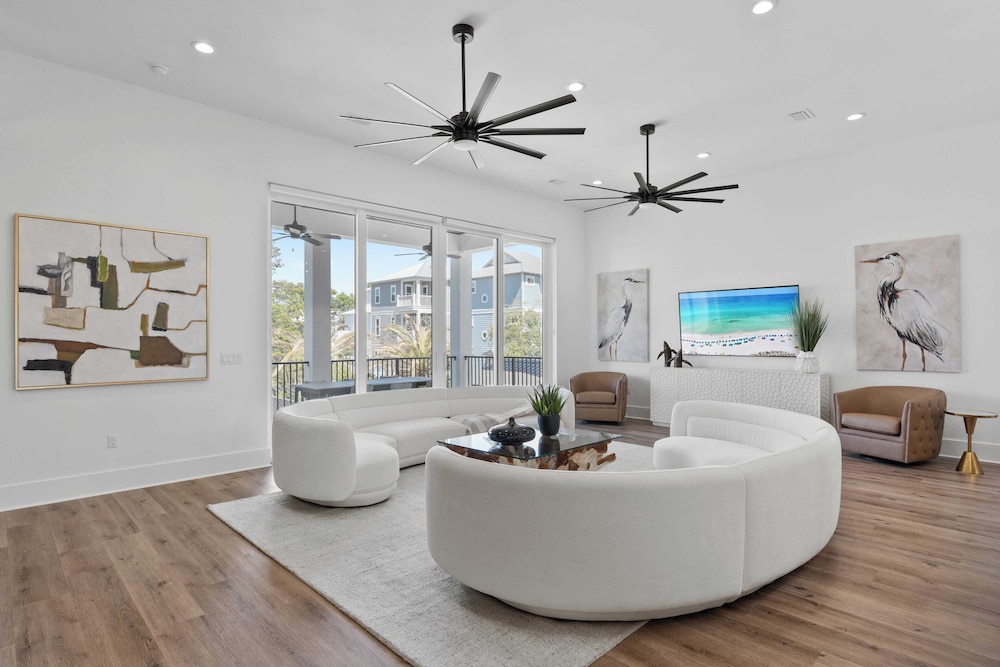 30A Salt & Solace Pool, Golf Cart, Hot Tub + Outdoor Kitchen