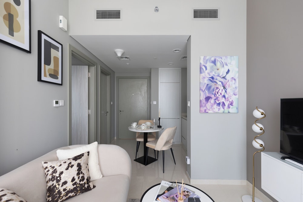 Modern 1BR in Business Bay