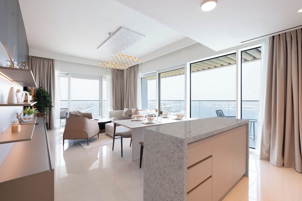 KeyRock - Grand Bleu Apt with Palm View