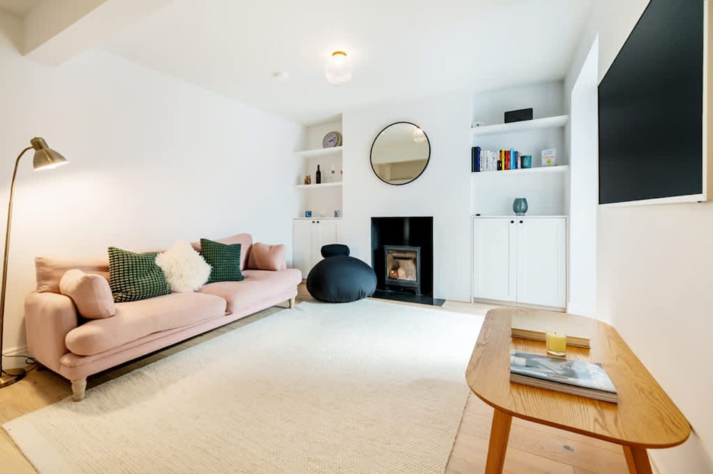 The Blooming Minimalist- by Out of Office Lifestyle